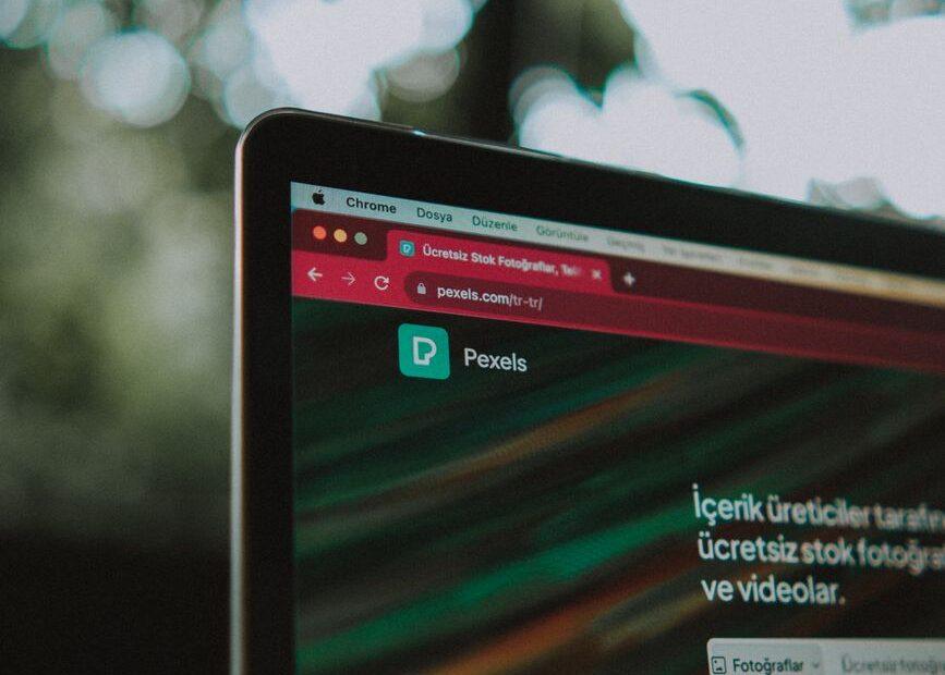 Illustration of How Bookmark Syncing Keeps Browsing Consistent Across Devices