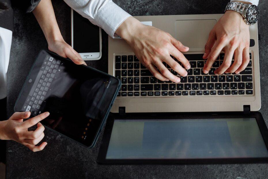 Illustration of How Continuity Features Let Work Move Seamlessly Between Devices