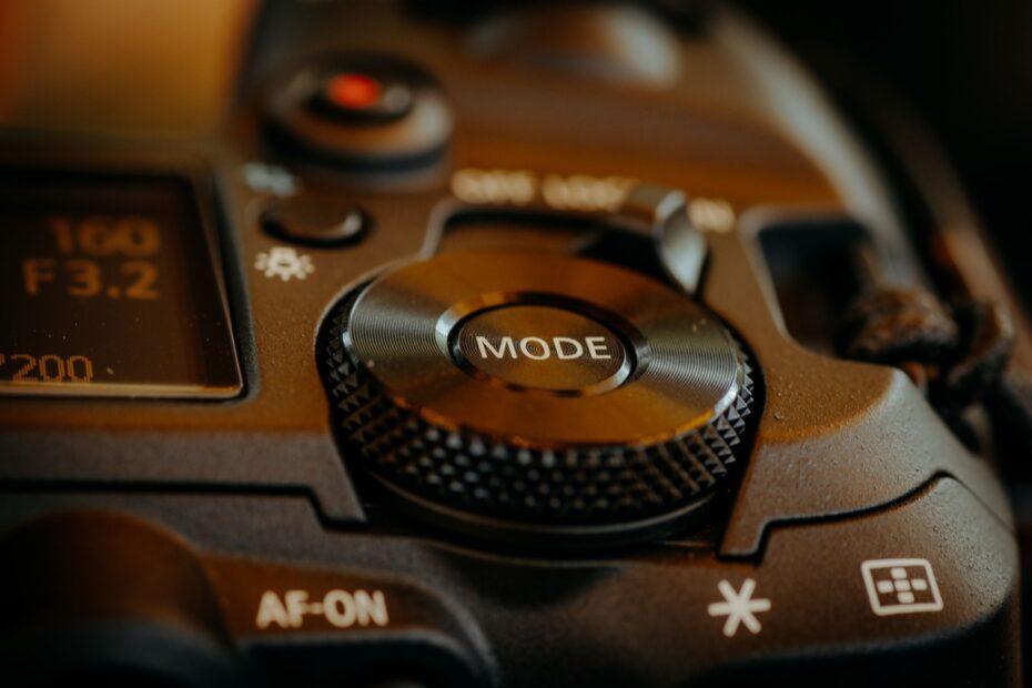 Illustration of How Remote Shutter Features Turn a Phone Into a PC Camera Control
