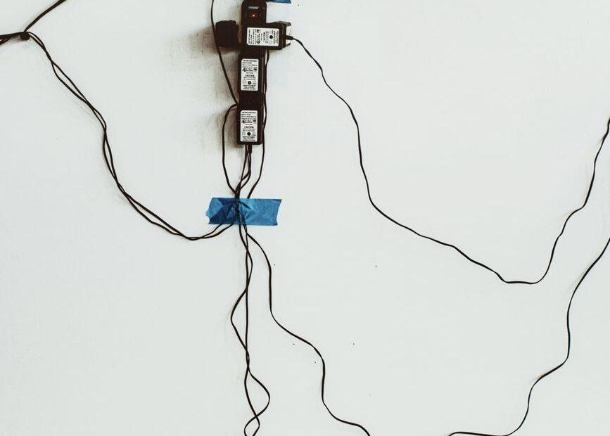 Illustration of The Difference Between a Wireless Bridge and a Wired Connection Setup
