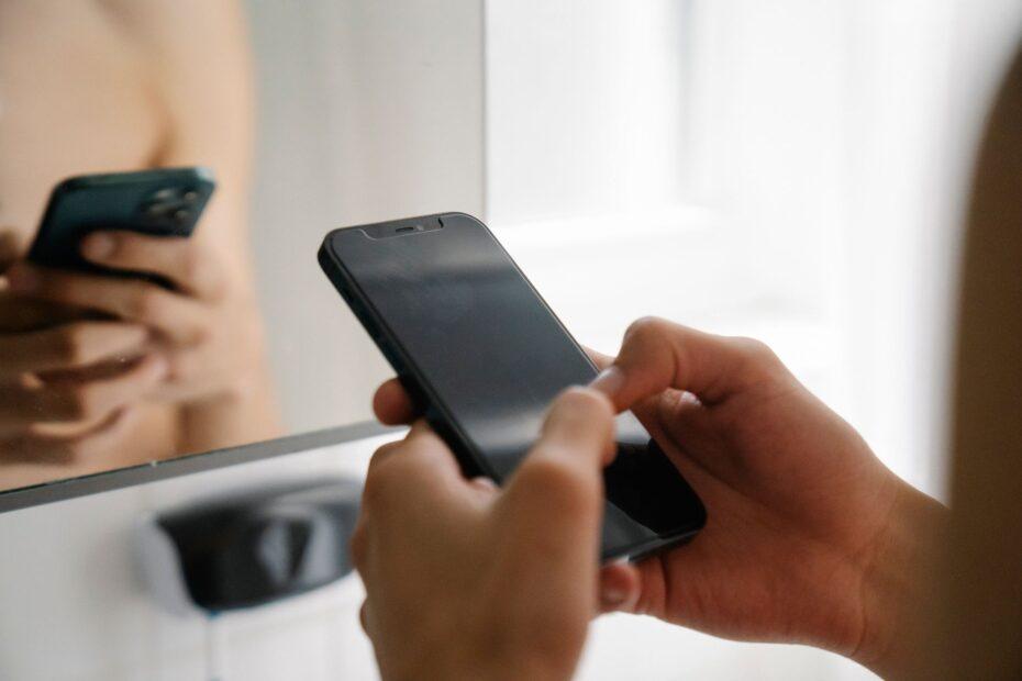 Illustration of The Difference Between Mirroring a Single App and Mirroring an Entire Phone