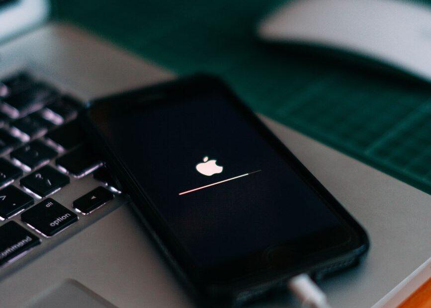 Illustration of Why Battery Health Habits Learned From Phones Apply to Laptops Too