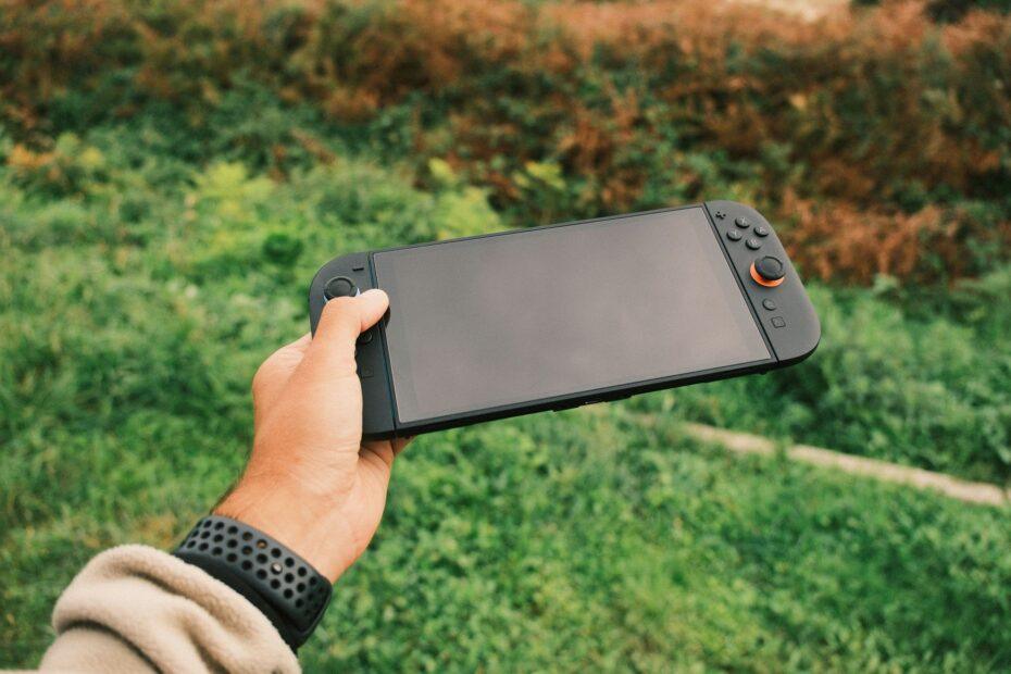 Illustration of Why Understanding Both Ecosystems Makes Switching Between Devices Effortless